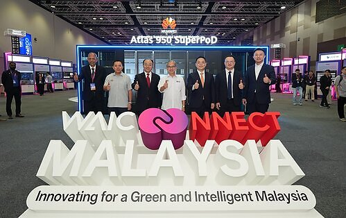 Minister of Communications, YB Dato’ Seri Fahmi Fadzil (centre) officiating the inaugural WAIC CONNECT Malaysia 2026, with him are (L to R), Honorary President of the Malaysia-China Chamber of Commerce & President of the Malaysia-China Friendship Association, YBhg. Dato’ Abdul Majid Ahmad Khan; Managing Director of MCMC, Abdul Karim Fakir Ali; Ambassador of the People's Republic of China to Malaysia, H.E. Ouyang Yujing; President of Huawei APAC, Terry He; President, Marketing & Solution Sales Dept of Huawei APAC, Tao Jing; and CEO of Huawei Malaysia, Simon Sun.