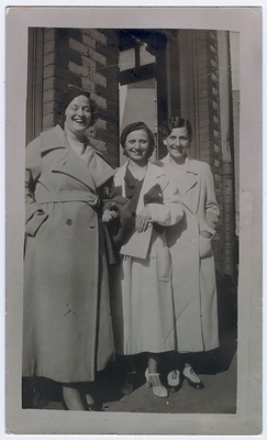 Rose Ouellette (La Poune) et Mary Travers (La Bolduc). Vers 1930. Fonds Rose Ouellette, Archives nationales à Montréal. Photographe inconnu. Rose Ouellette (La Poune) et Mary Travers (La Bolduc). Vers 1930. Fonds Rose Ouellette, Archives nationales à Montréal. Photographe inconnu.