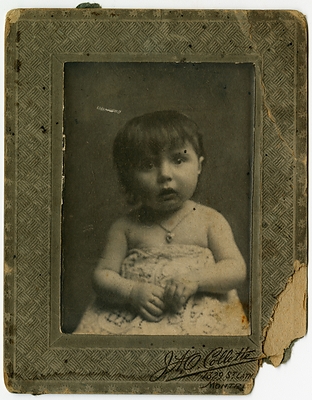Rose Ouellette enfant. Vers 1905. Fonds Rose Ouellette, Archives nationales à Montréal. Photo : J. A. O. Collette. Rose Ouellette enfant. Vers 1905. Fonds Rose Ouellette, Archives nationales à Montréal. Photo : J. A. O. Collette.