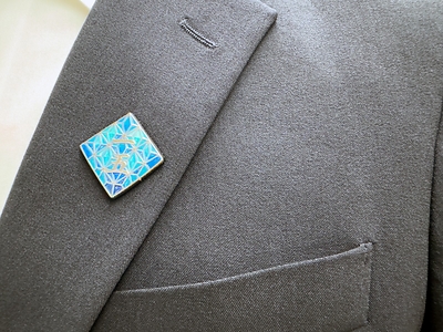 A team badge for the “Hong Kong’s First Five-Year Plan” features a blue theme integrated with the Chinese characters “一” (One) and “五” (Five). Two overlapping squares symbolise Hong Kong’s ability to bring together diverse talent and resources to deepen high-quality development—leveraging its unique advantages of strong support from the Motherland and close global connectivity—shining brightly on the international stage as it enters a new five-year chapter of prosperity.