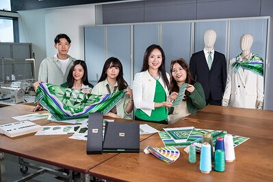 THEi高科院呈獻首個《香港第一個五年規劃》團隊襟章，並連續兩年獲邀為行政長官及其團隊設計《施政報告》領呔及絲巾。 

圖為設計團隊成員（左起）：陳子謙、李翠珊、陳美行、張潔敏；右二為THEi 高科院設計及建築學系助理教授張玲女士。