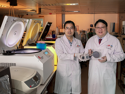A research team led by Professor Leung (right) and Professor Zeng has successfully developed a novel membrane that significantly improves the efficiency of collecting and detecting marine organisms’ eDNA.