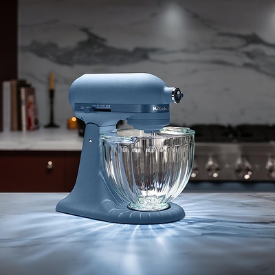 La marque KitchenAid présente son batteur sur socle KitchenAid® série Design 2026 : Luminaire, conçu pour illuminer le comptoir et rendre le quotidien extraordinaire