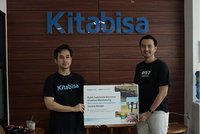 Vikra Ijas, Co-Founder and CEO of Kitabisa (left), together with Lawrence Samantha, CEO of Bybit Indonesia (right), at the signing of Bybit Indonesia's collaboration with Kitabisa to support the renovation and equipping of learning facilities at Yayasan Pendidikan Rahmat El-Manaf in Langkat, and Primary School SDN Sekoci, Sumatra.