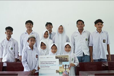 Para siswa Yayasan Pendidikan Rahman El-Manaf Bubun di Langkat, Sumatra Utara, kembali menikmati ruang belajar yang telah direnovasi melalui kolaborasi Bybit Indonesia dengan Kitabisa, sebagai bagian dari komitmen yang lebih luas untuk memperluas akses pendidikan berkualitas di wilayah tersebut.