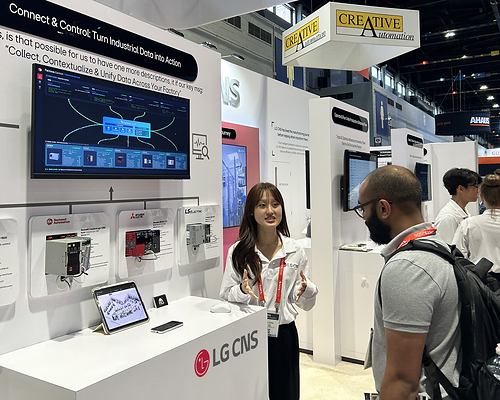 An LG CNS employee introducing the company's smart factory platform, Factova, at IMTS 2026 in Chicago An LG CNS employee introducing the company's smart factory platform, Factova, at IMTS 2026 in Chicago