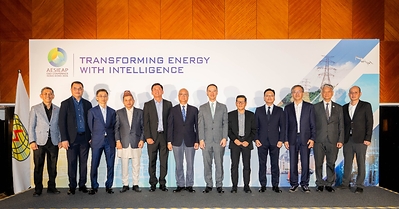 The Secretary for Environment and Ecology Mr Tse Chin-wan (sixth left) delivers welcome remarks at the welcome reception of the AESIEAP CEO Conference on 14 September, and officiates at the toasting ceremony together with AESIEAP President and CLP Power Managing Director Mr Joseph Law (sixth right), as well as AESIEAP Council Members.