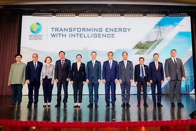 (From left) Mr Nicholas Ho Lik-chi, Commissioner for Belt and Road, Belt and Road Office, Commerce and Economic Development Bureau; Mr Poon Kwok-ying, Director of Electrical and Mechanical Services; Hon Judy Chan Ka-pui, Legislative Council Member; AESIEAP Immediate Past President and Group CEO of SP Group Mr Stanley Huang; the Director of Division of Department of Economic and Financial Affairs I of the Liaison Office of the Central People’s Government (LOCPG) in the Hong Kong Special Administrative Region Ms Yu Jin; AESIEAP President and CLP Power Managing Director Mr Joseph Law; the Financial Secretary of the Hong Kong Special Administrative Region, the Honourable Paul Chan Mo-po; CLP Holdings Chief Executive Officer Mr T.K. Chiang; Executive Vice President of Transmission for Sumatera, Java, Madura, and Bali of PT PLN (Persero) Mr Tejo Wihardiyono; Hon Chan Siu-hung, Legislative Council Member; and Hon Jonathan Stuart Lamport, Legislative Council Member took a group photo at AESIEAP CEO Conference 2026.