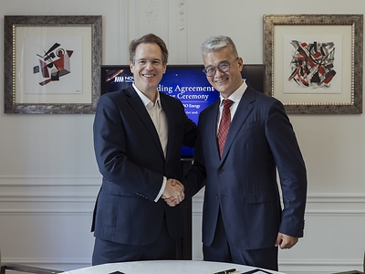 Steven Liu, Founder and CEO of Novva (right), and Dr. Karsten Schlageter, Managing Director of ABO Energy (left), at the signing ceremony of the 3.17 GW renewable energy agreement in Paris.