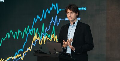 An AI expert addresses HSA Group leaders during the HSA AI Lab workshop.