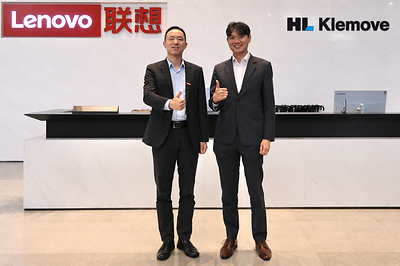 HL Klemove President Yun Haeng Lee (right) and Lenovo Vice President Peter Xu (left) pose for a photo at Lenovo’s R&D Center.