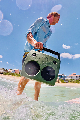 FreePlay is easy to grab and go. Its fold-down handle makes it easy to carry, while the utility tie-down bars on its side panels let the user securely clip, strap, or anchor the speaker.