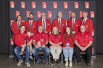 Représentants de Home Hardware Stores Limited et marchand-propriétaire David Churchill à l’événement du Prix « Marchand par excellence ».
