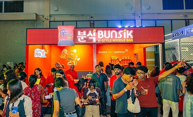 भारत के 4 शहरों में स्थित HYBE INDIA Pop-Up Parks में K-Culture के प्रशंसकों के लिए Nongshim द्वारा Shin Ramyun लाया गया