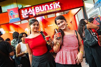 K culture fans enjoying Shin Ramyun