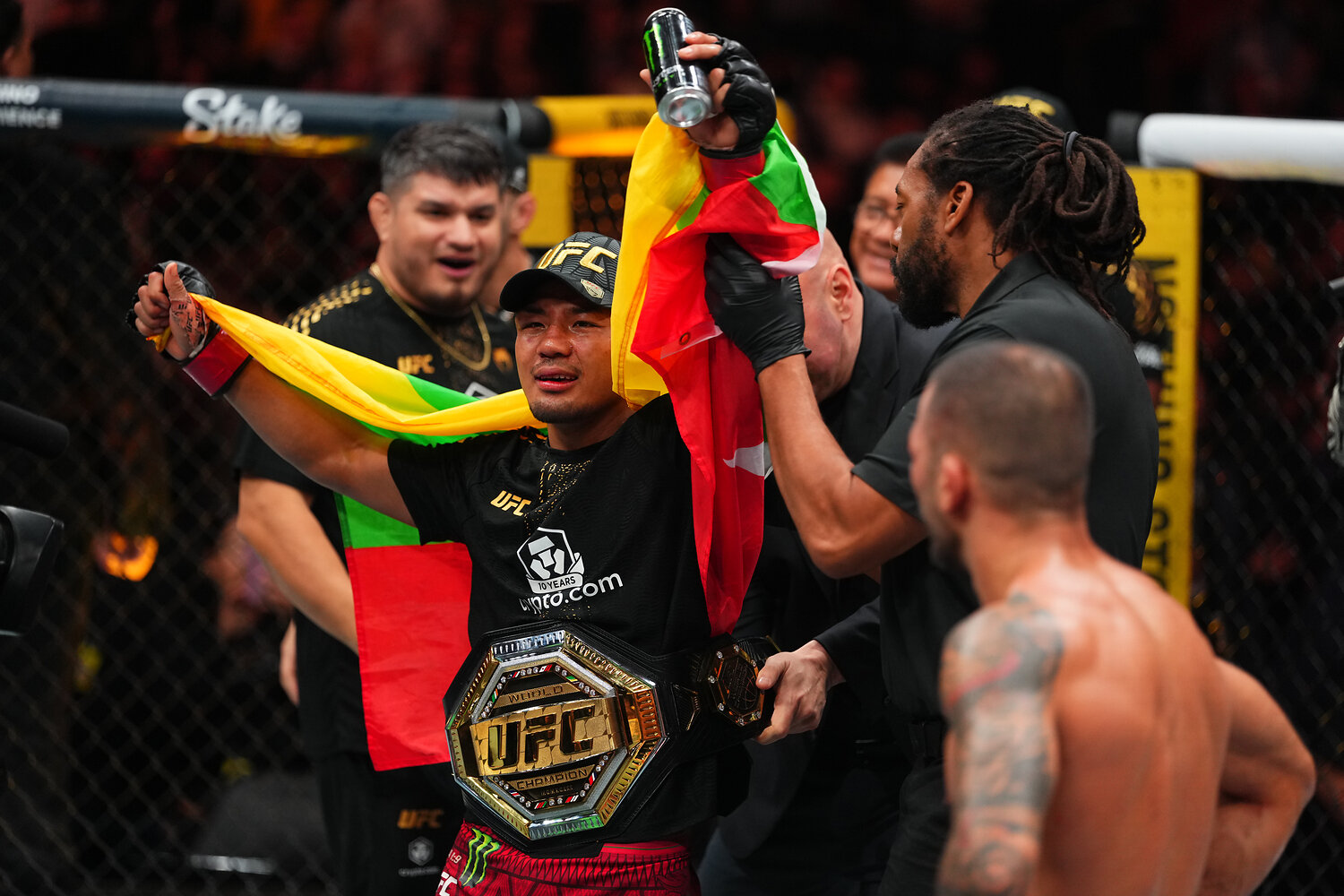 Joshua Van conserve son titre UFC des poids mouches à Los Angeles
