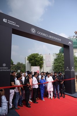 (L to R): Ms. Geetika Trehan, CEO – North Zone, Godrej Properties, & Shri Rao Narbir Singh, Hon’ble Minister for Industries & Commerce, Environment, Foreign Cooperation and Sainik Welfare, Government of Haryana, inaugurating the 24-Metre-Wide Government Road Linking Sector 49 to the Southern Peripheral Road in Gurugram.