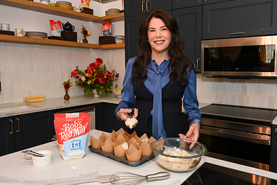 Actor and bestselling author Lauren Graham prepares Gluten Free Banana Coffee Cake Muffins with Bob’s Red Mill Gluten Free 1-to-1 Baking Flour in celebration of National Good Neighbor Day.