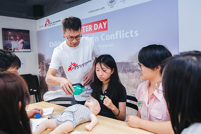 Obstetrician-gynaecologist Dr. Rayman Wong demonstrates how to help a newborn breathe using a bag-valve mask. Obstetrician-gynaecologist Dr. Rayman Wong demonstrates how to help a newborn breathe using a bag-valve mask.