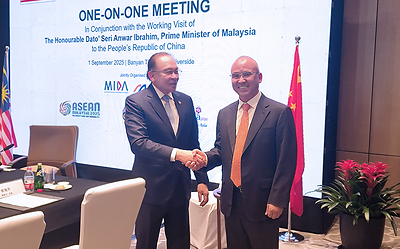 Malaysian Prime Minister Anwar Ibrahim (left) meets Li Haiping, chairman and CEO of Rianlon Corp, at the Shanghai Cooperation Organization Summit 2025 in Tianjin.