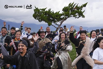 Creators in traditional ethnic attire enjoy the scenery and share memorable moments in Yunnan. Creators in traditional ethnic attire enjoy the scenery and share memorable moments in Yunnan.