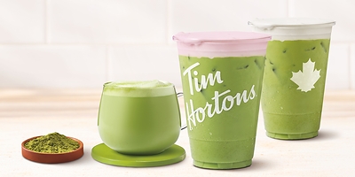 Une saveur qui fait rêver : Tim Hortons ajoute la fraise à ses matchas et lance un nouveau soda TourbiTim à la fraise
