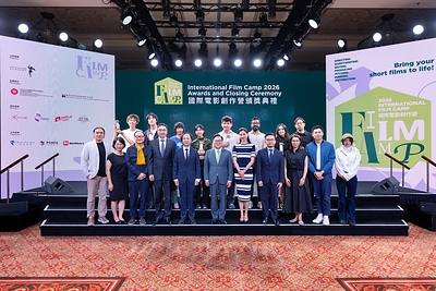 八名電影計劃入選者與一眾嘉賓周二在澳門倫敦人舉行的「國際電影創作營2026」頒獎典禮及閉幕儀式上合照。