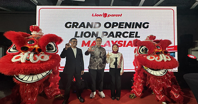 Alvin Williams, Farian Kirana, and Andriyati Abdul Rahman pose with the Lion Dance performers during the grand opening celebration of Lion Parcel Malaysia