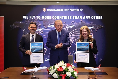 Prof Murat Şeker, Turkish Airlines chairman of the board and the executive committee; His Excellency Recep Tayyip Erdoğan, president of the Republic of Türkiye; and Stephanie Pope, president and CEO of Boeing Commercial Airplanes, mark the signing of Turkish Airlines' order for up to 150 737 MAX airplanes.