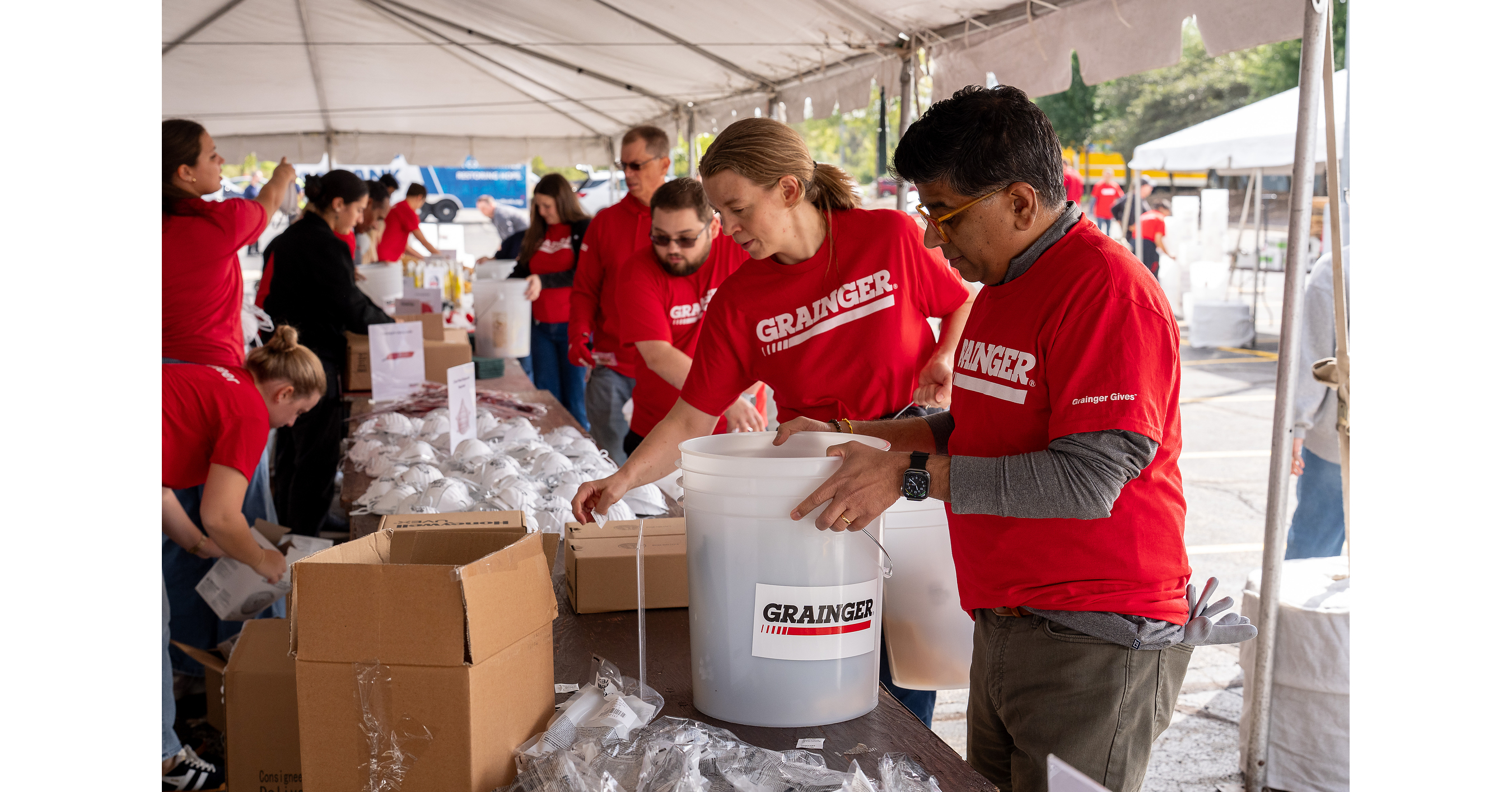GRAINGER'S FIFTH ANNUAL BUCKET BUILD HELPS COMMUNITIES PREPARE FOR DISASTER RECOVERY