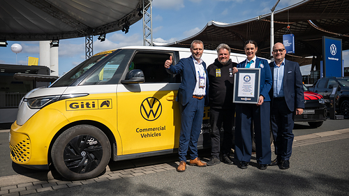 Petr Cajka, Sales & Marketing Director Europe, Giti Tire; Rainer Zietlow; Lena Kuhlmann, Official Adjudicator, Guinness World Records; Lars Krause, Head of Sales & Marketing, VWCV.