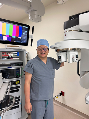 Seung Lee, M.D., Ph.D., stands alongside the da Vinci SP robotic surgical system at VCU Health, where innovative single-port robotic technology is helping expand minimally invasive surgical options for transplant.