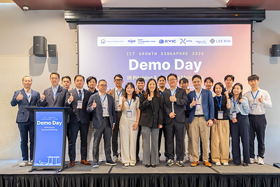 <Representatives from the Embassy of the Republic of Korea in Singapore, Korea Venture Investment Corporation (KVIC), the National IT Industry Promotion Agency Korea(NIPA), TXV, LEEKIM Consulting, and participating Korean ICT companies gather for a group photo at the ICT Growth Singapore 2026 Demo Day>