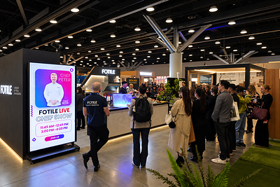 Visitors gather at FOTILE’s booth during IDS Vancouver 2026 to explore the brand’s latest kitchen innovations and enjoy live cooking demonstrations.