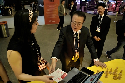 El director general de Nongshim, Jo Yong-chul, mantiene una reunión de negocios en el stand de Shin Ramyun de la empresa durante la K-EXPO MÉXICO 2026