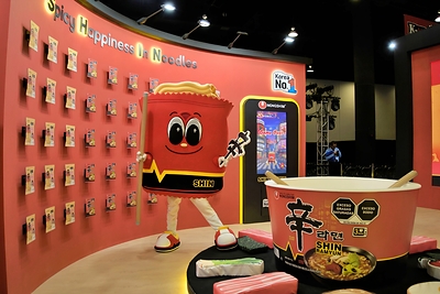 El carácter "SHIN" en el stand de Shin Ramyun de Nongshim en la K-EXPO MÉXICO 2026.