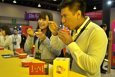 Los visitantes prueban Shin Ramyun en el stand de Shin Ramyun de Nongshim en la K-EXPO MÉXICO 2026