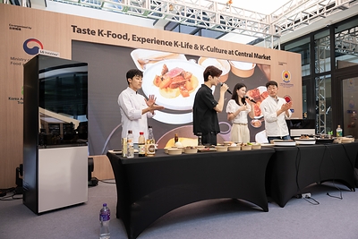 韓國主廚朴俊宇於「中秋 K-Festival Week」進行現場烹飪示範，並運用 LG InstaView™ 冰箱與 LG 多功能微波蒸烤爐呈現現代韓國美食。