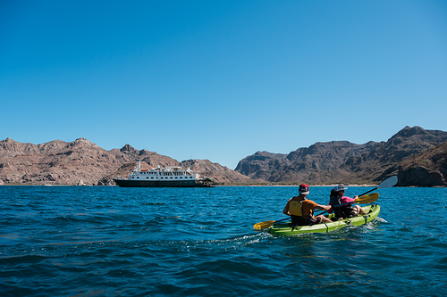 Caiaquistas exploram as águas de Baja, México com a UnCruise Adventures