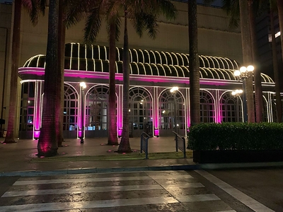Pátio Higienópolis Apoia Campanha Outubro Rosa com Iluminação das Fachadas