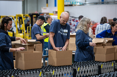 Empleados de Blue Shield of California realizando labores de voluntariado en el Banco de Alimentos Comunitario del Condado de Alameda