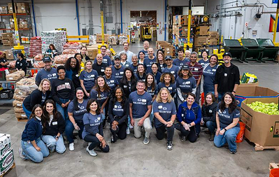 Empleados de Blue Shield of California realizando labores de voluntariado en el Banco de Alimentos Comunitario del Condado de Alameda