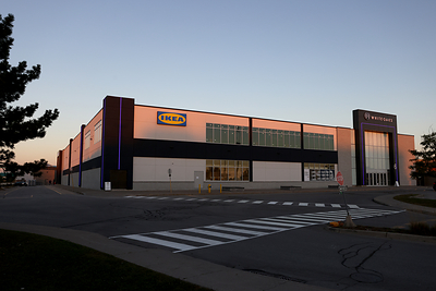 Des milliers de Londoniens venus célébrer l'ouverture du premier magasin IKEA de petit format au Canada