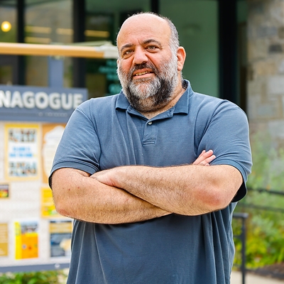 Evan Serpick, a 2026 Baltimore Community Foundation Neighborhood Spotlight Award winner from Reservoir Hill, has strengthened connections among Beth Am Synagogue, neighborhood residents, and local organizations, including helping establish a city food-distribution site and launching a weekly free community market.