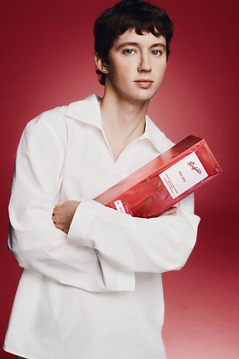 Troye Sivan with Holiday Designed by Troye Sivan Bin 389 Cabernet Sauvignon Gift Box Troye Sivan with Holiday Designed by Troye Sivan Bin 389 Cabernet Sauvignon Gift Box