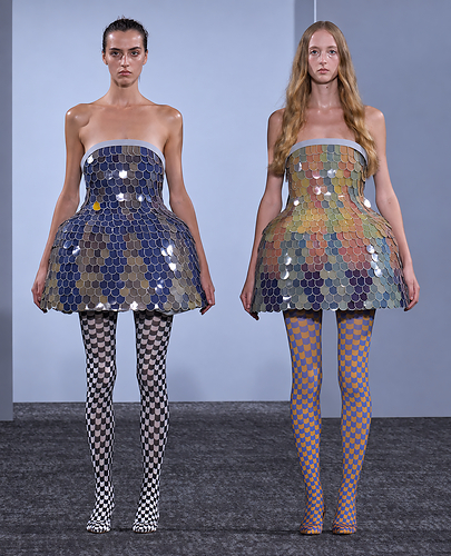 ANREALAGE dresses at Paris Fashion Week feature E Ink Prism™ to change color. ANREALAGE dresses at Paris Fashion Week feature E Ink Prism™ to change color.
