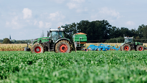 AGCO’s OutRun autonomous platform operates alongside two driverless Fendt tractors during AGCO Tech Day 2025 in Germany. At this year’s event near Chicago, AGCO will demonstrate autonomy, AI and mixed-fleet technologies spanning farm management, planting, weed control, harvest, grain handling, fertilizer application, tillage and service support. AGCO’s OutRun autonomous platform operates alongside two driverless Fendt tractors during AGCO Tech Day 2025 in Germany. At this year’s event near Chicago, AGCO will demonstrate autonomy, AI and mixed-fleet technologies spanning farm management, planting, weed control, harvest, grain handling, fertilizer application, tillage and service support.
