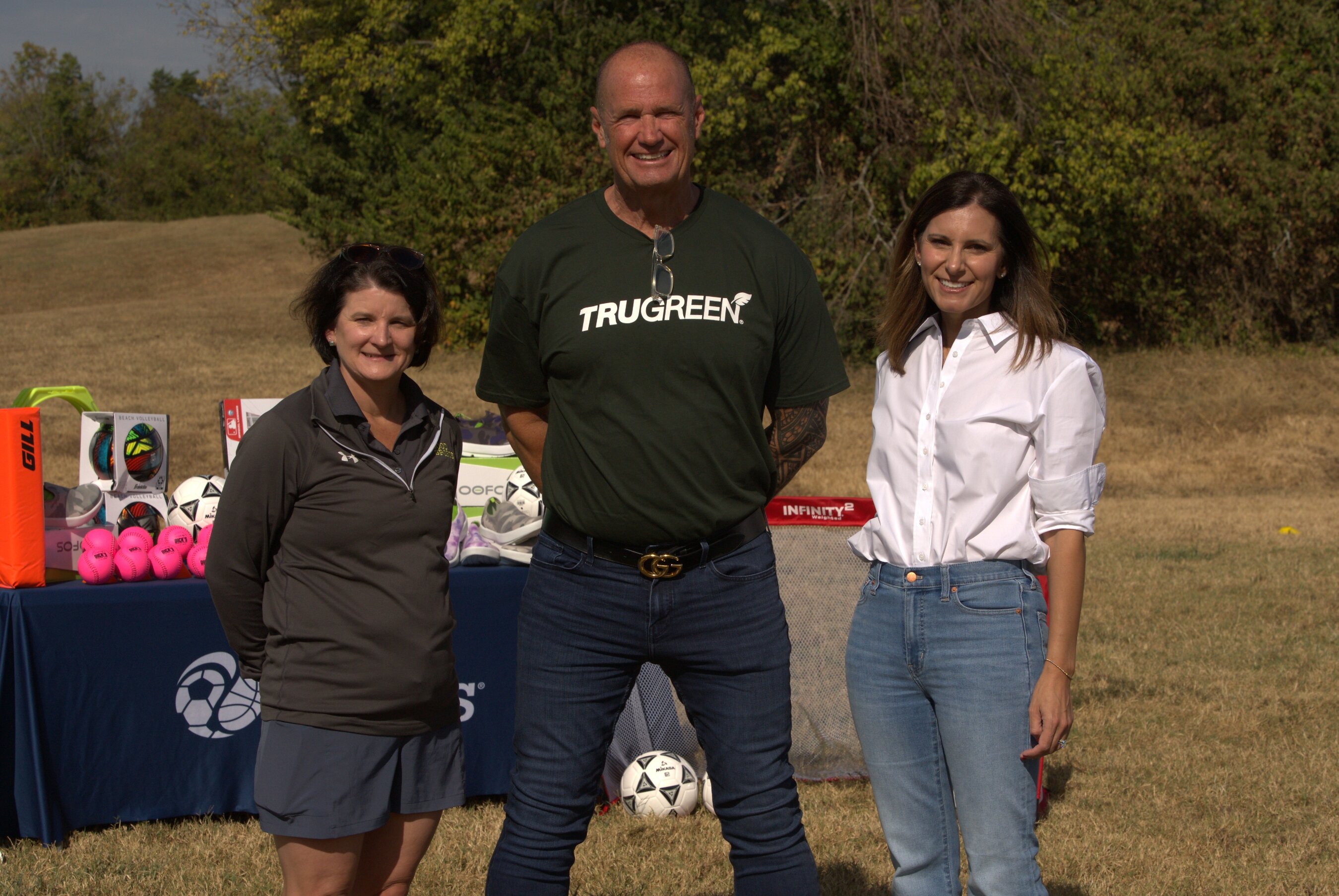 TruGreen und Good Sports spenden Sportausrüstung an High School