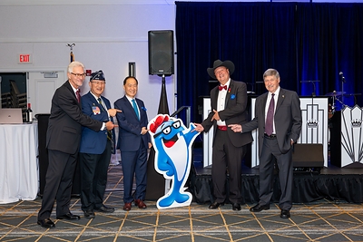 Members of The Chosin Few and the StarKist leadership team posed with Charlie the Tuna during the gala. (Credit: David Winters Group) 