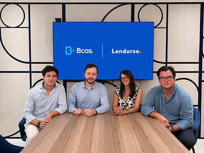 Personen auf dem Foto, von links nach rechts: Bosco González del Valle, Co-CEO und Mitgründer von Bcas; Bjoern Wolf, CEO und Mitgründer von Lendorse; Hannah Sharpe, COO und Mitgründerin von Lendorse; Javier Ausín, Co-CEO und Mitgründer von Bcas.